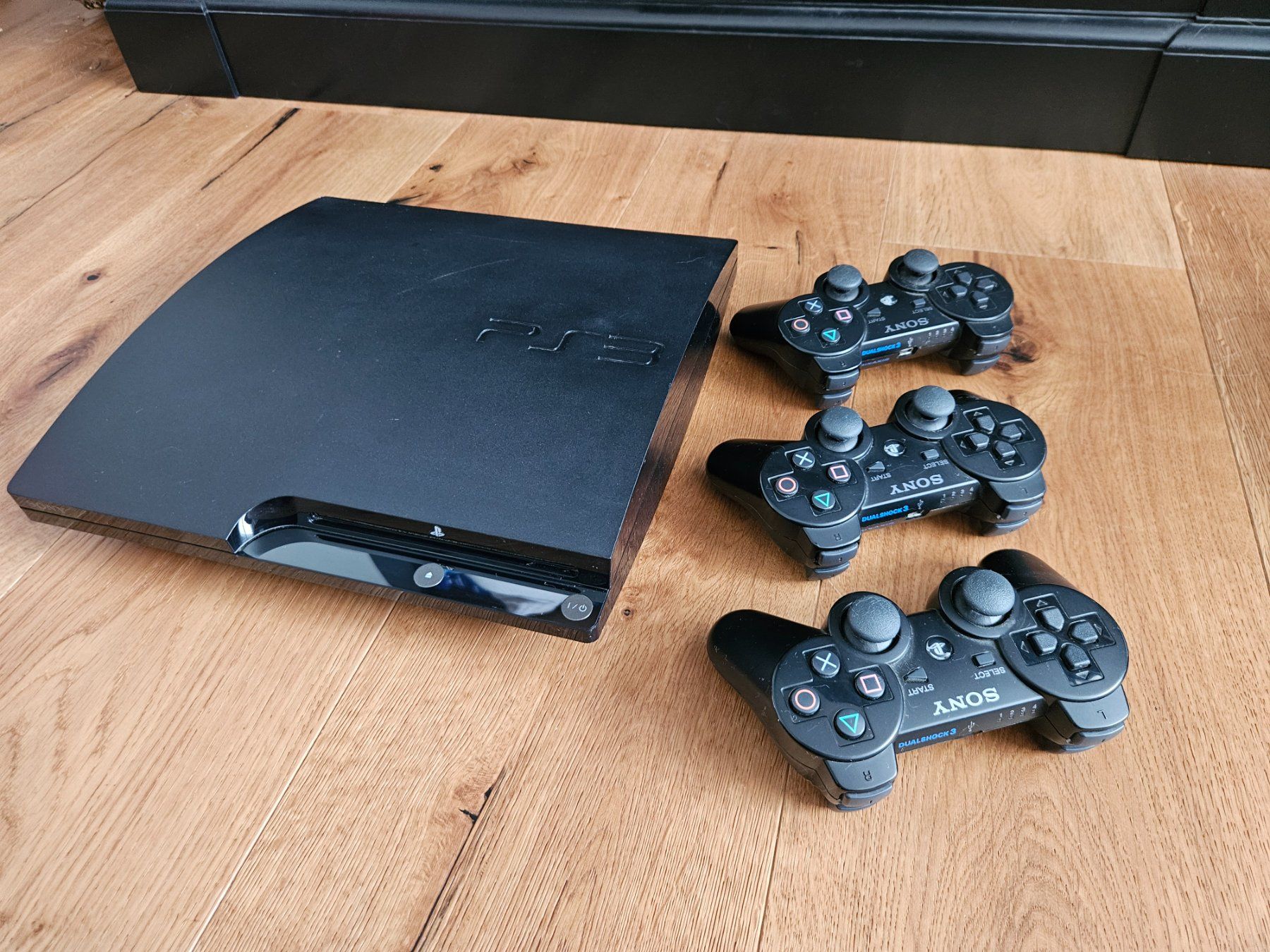 Sony Konsolen: Playstation 3 Gamekonsole inklusive 3 Controller – Gebraucht aus Sattel von deb_p66r 1