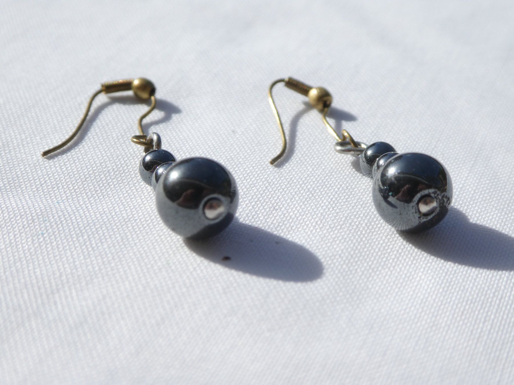 Ohrringe & -stecker: Vintage Ohrhänger, Hämatit-Kugeln – Gebraucht aus Gattikon von kaandooh 1