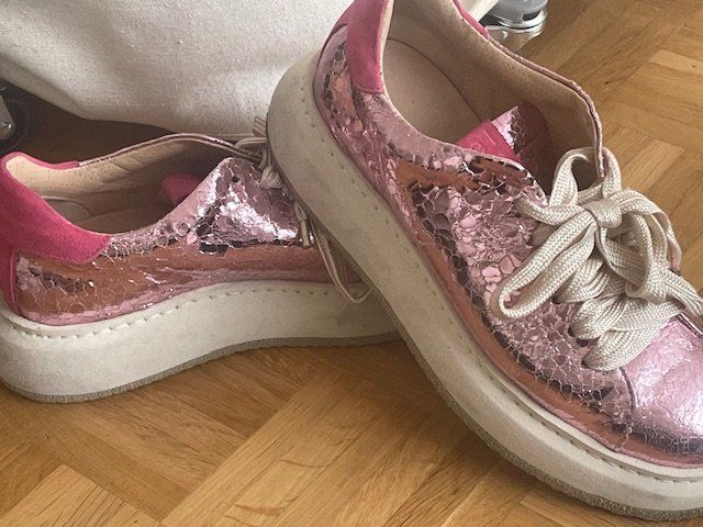 Scarpe da donna: Pinke glänzende Sneaker Grösse 37 – Usato da Luzern venduto da Happyday3 1