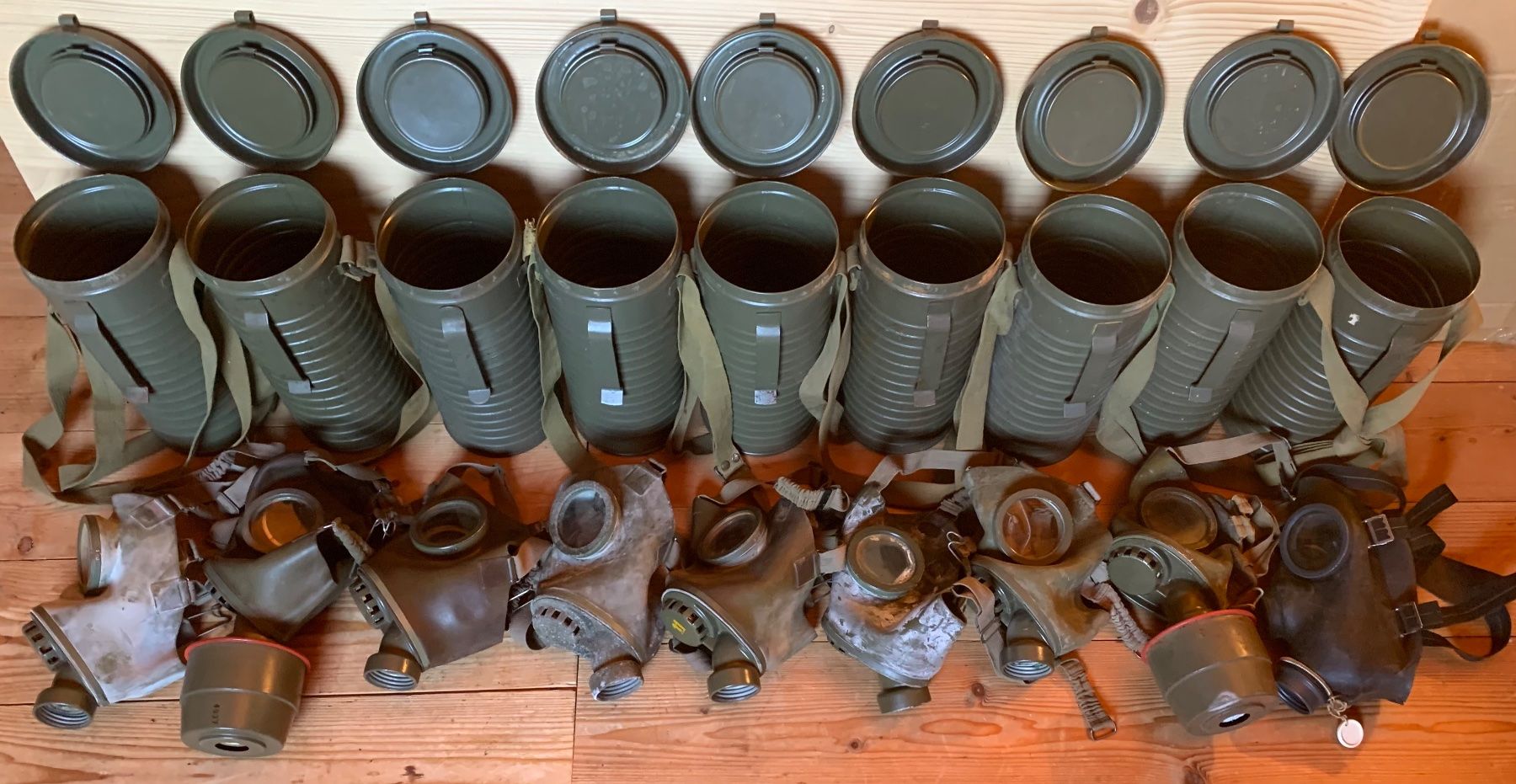 Visage & Oreilles: 9 Gasmasken mit Büchse – D'occasion à Goldingen par Bergler012