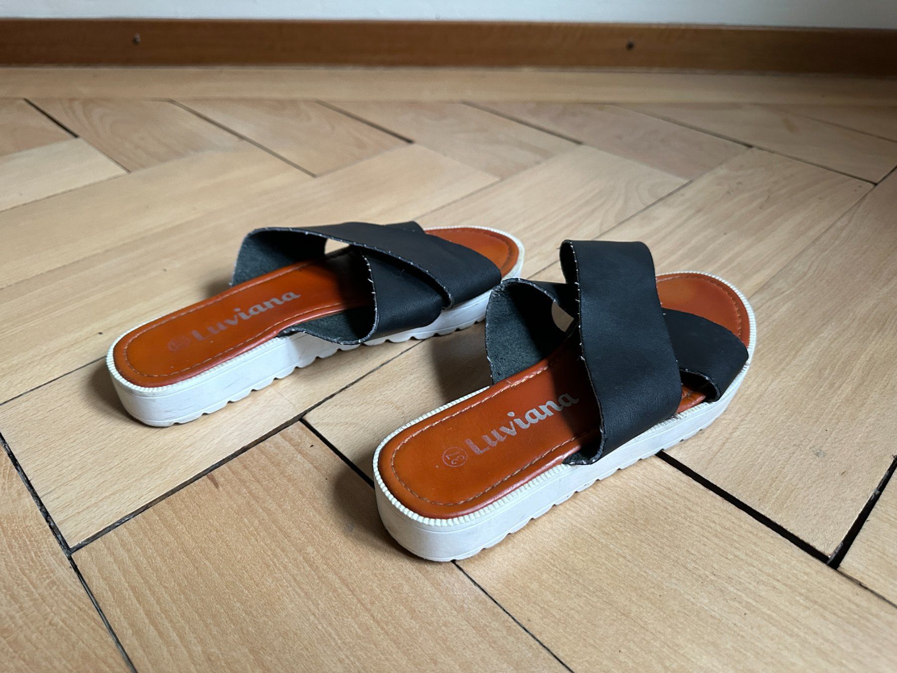 Chaussures femmes: LUVIANA - Sandale schwarz-weiss 37 – D'occasion à Zürich par Diazaio 1