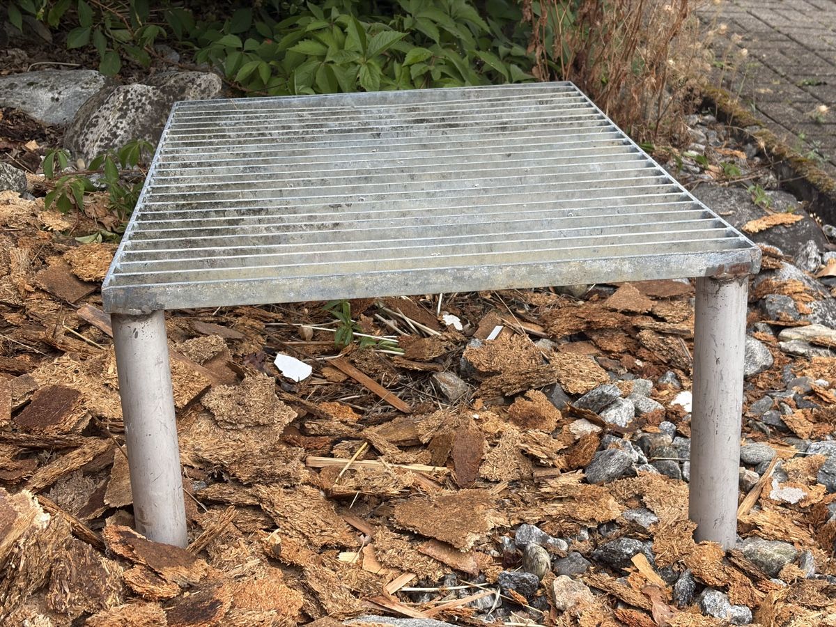 Gitter & Roste: Metallgestell Gitterrost gebraucht 60x50cm – Gebraucht aus Füllinsdorf von HESETIBS