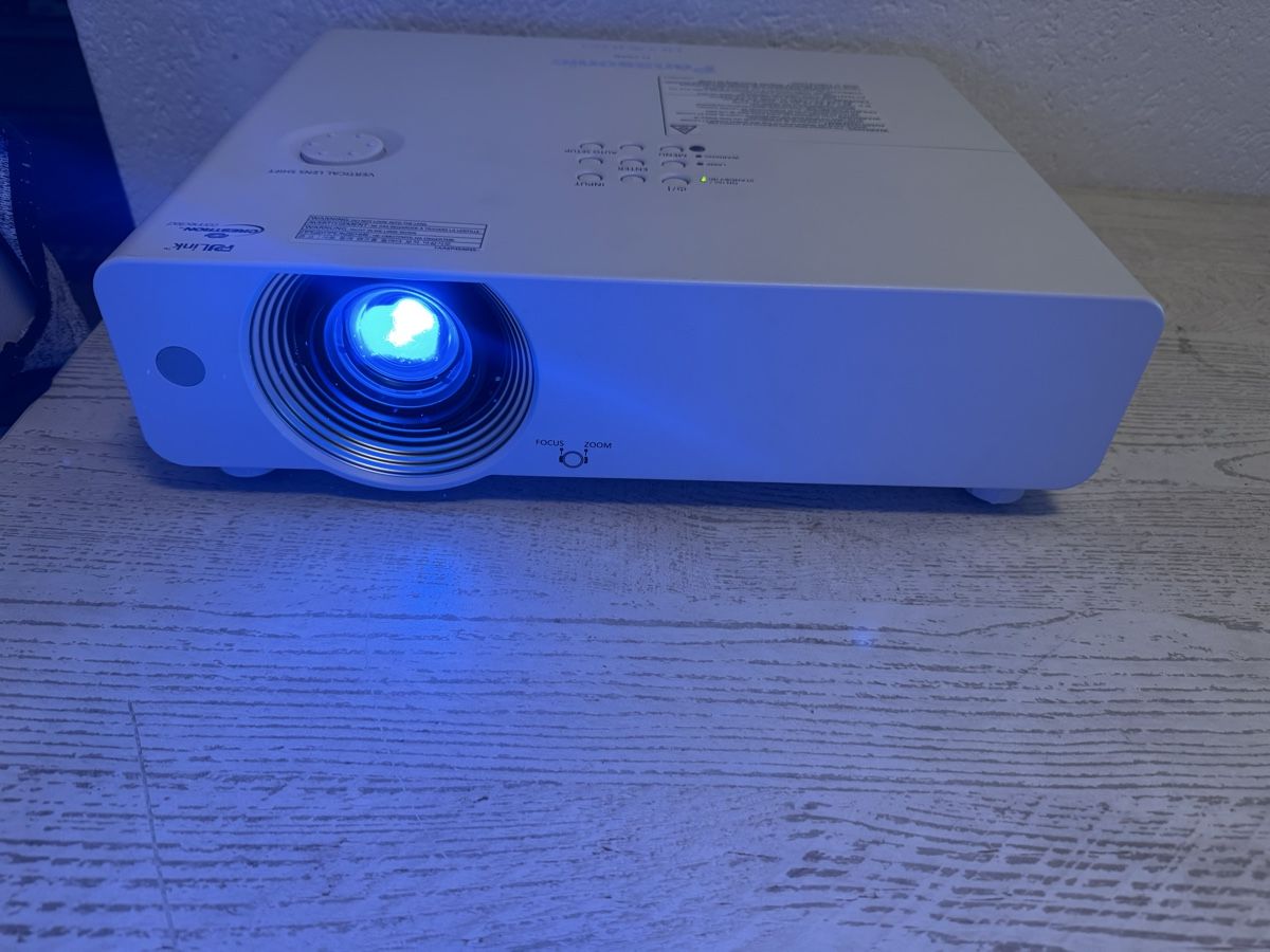 Panasonic Vidéoprojecteurs: Panasonic pt-vw430 beamer – D'occasion à Zunzgen par milesdavis76