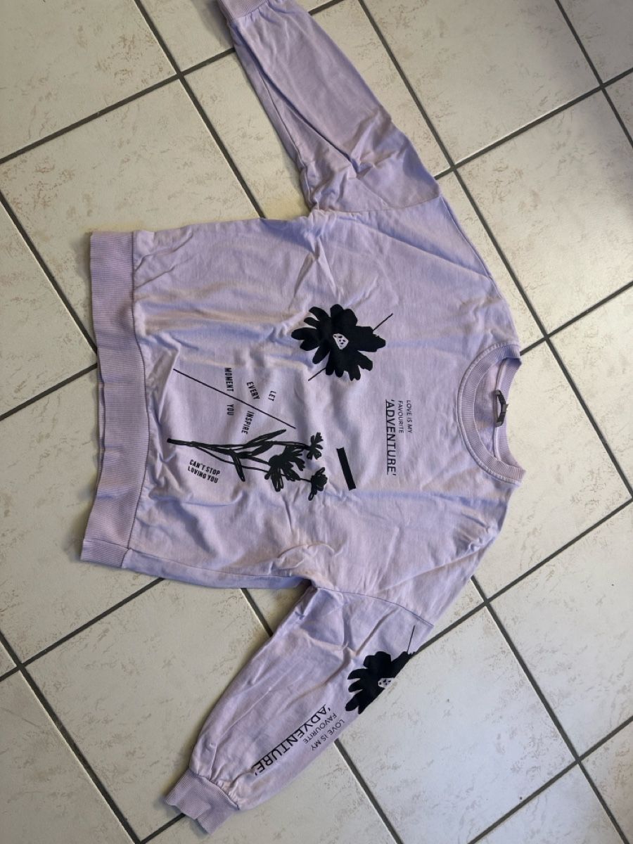 Maglioni & Felpe: Trendiger Pullover in Flieder mit Blumenmuster, Grösse L – Nuovo (secondo la descrizione) da Winznau venduto da val_t5fs