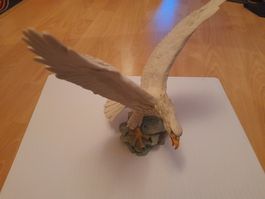 Adler-Figur mit offenen Flügeln
