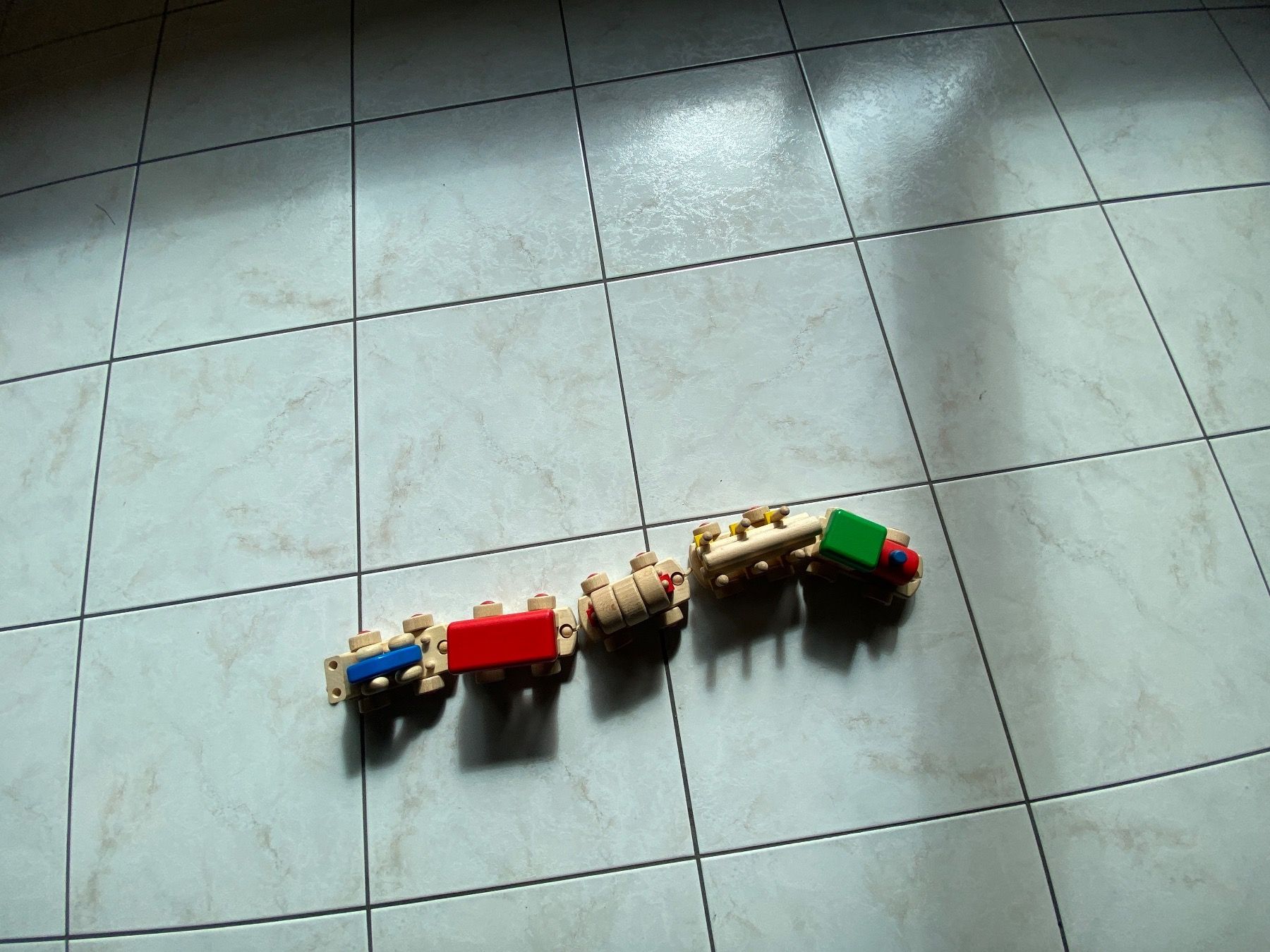 Spielzeuge: Holzeisenbahn mit 5 Anhängern – Gebraucht aus Hallwil von Zoeizy 4