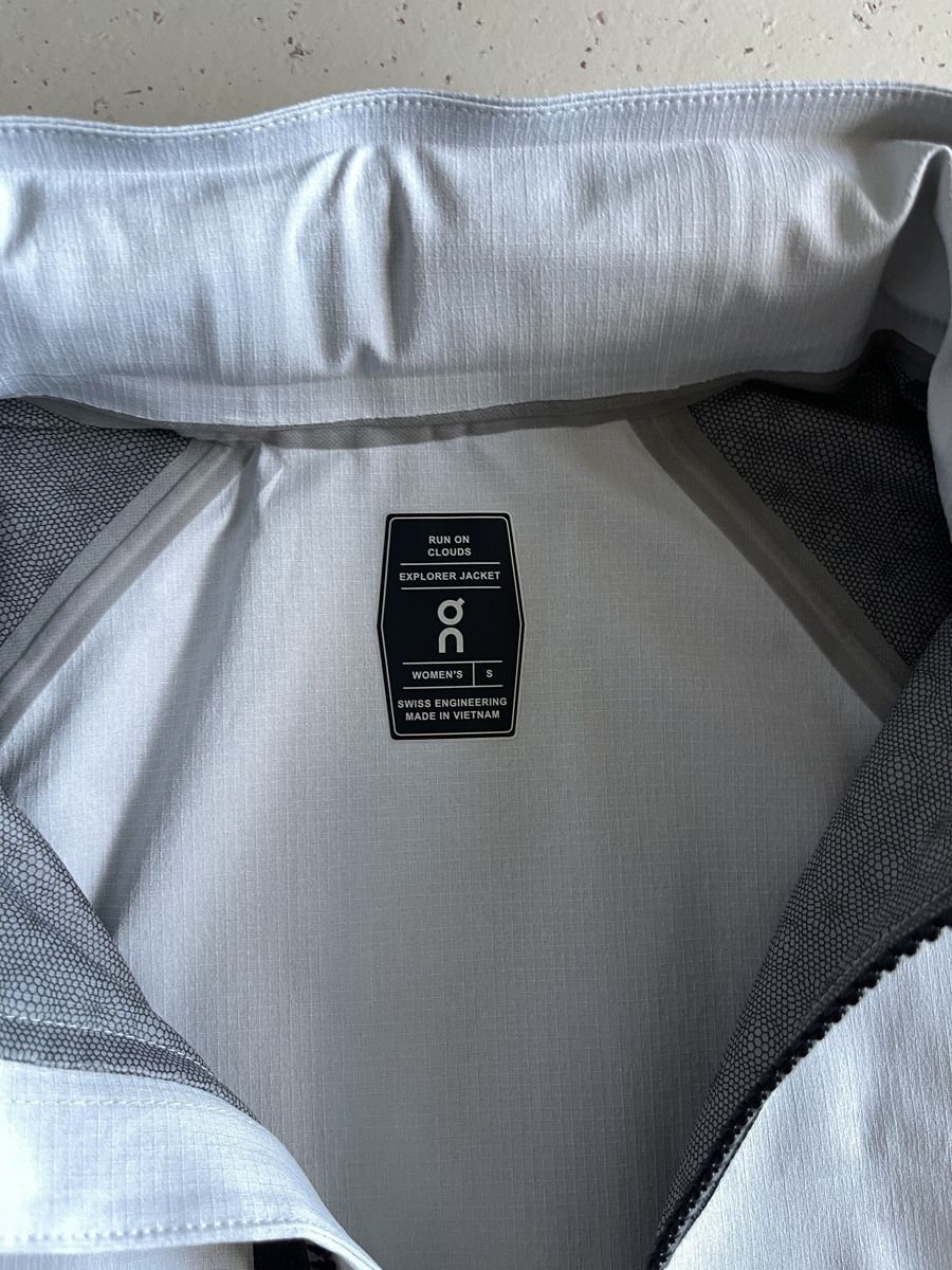 Giacche: ON Running Explorer Jacket Damen S Hellgrau – Usato da Zürich venduto da Recode.Fashion 5