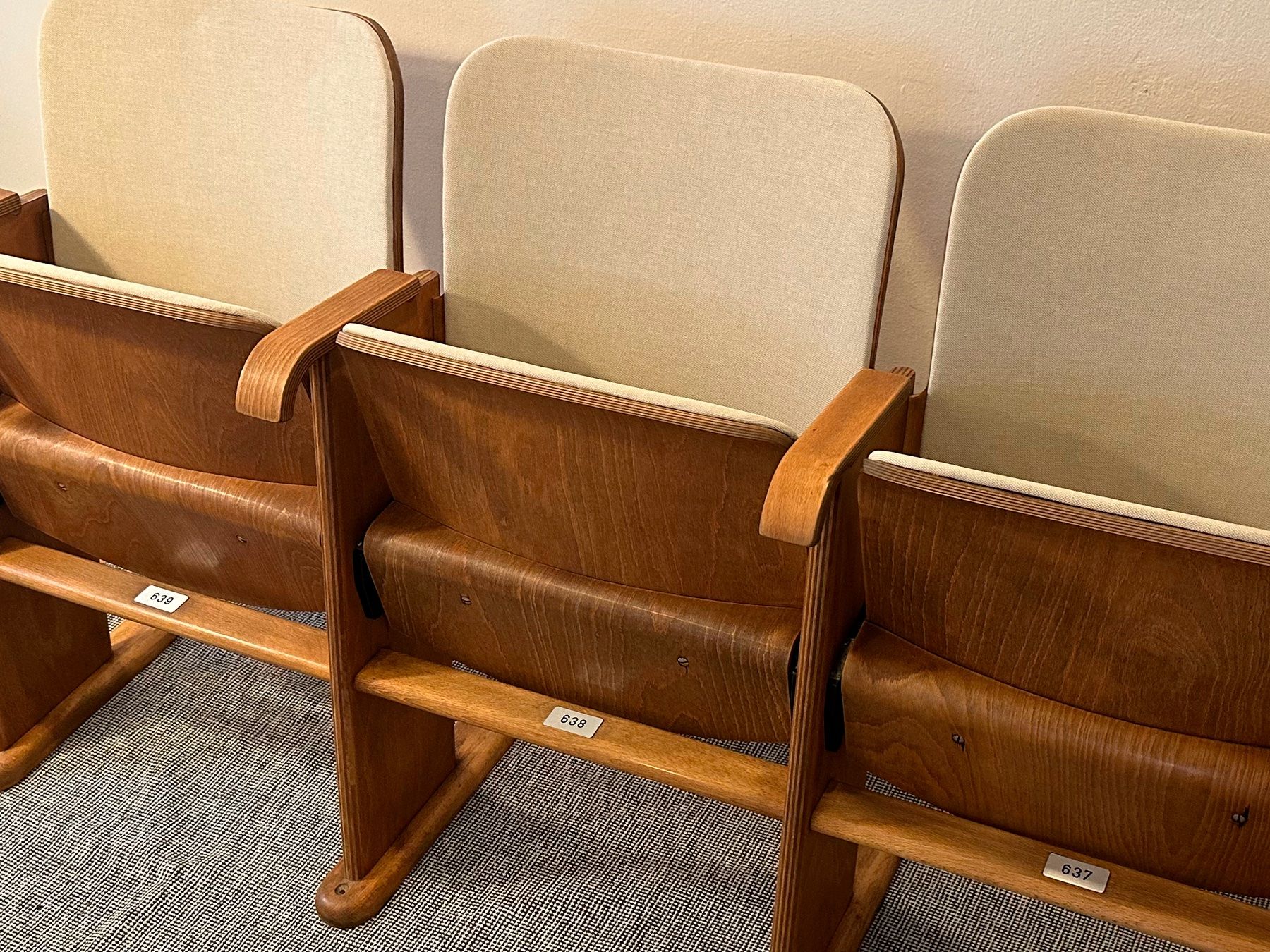 Poltrone: Kinosessel oder Konzertstühle – Usato da Zürich venduto da Einzelheiten 2