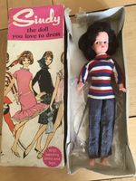 Mini Sindy im Boxed weekender Outfit in Schachtel + Ständer