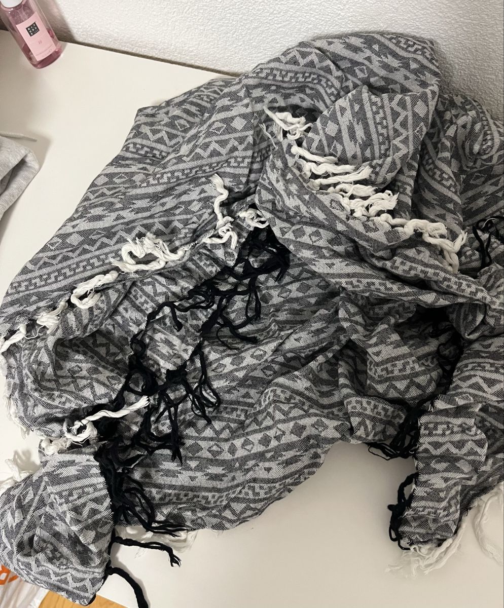 Foulards, Tücher & Schals: Sommer Schal Grau Weiss Schwarz Ethno Fransen – Gebraucht aus Möhlin von eny_lsk7 1