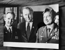 Top Foto 1972 W. von Braun mit 2 russischen Kosmonauten