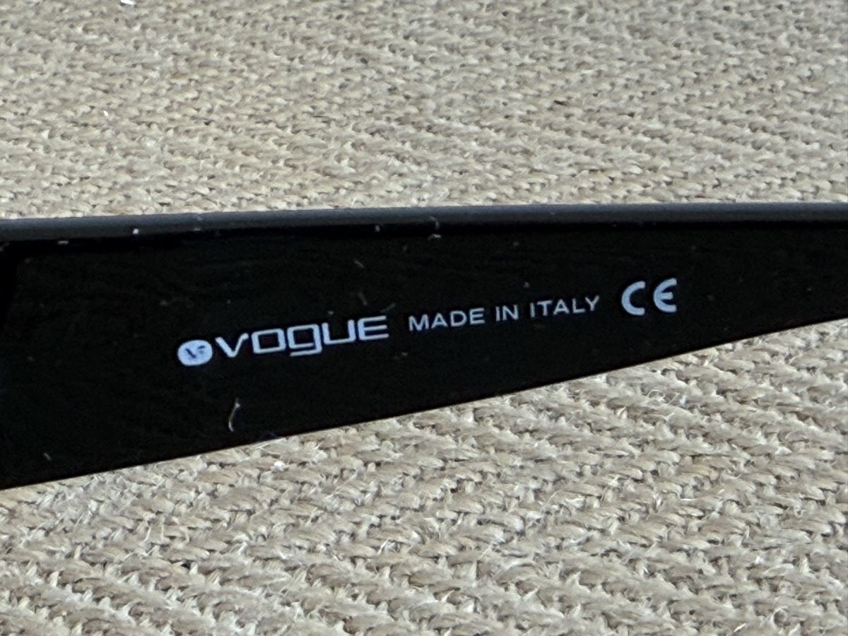 Vogue Occhiali & Lenti: Schöne schwarze VOGUE Sonnenbrille  – Usato da Konolfingen venduto da petzipetz 2