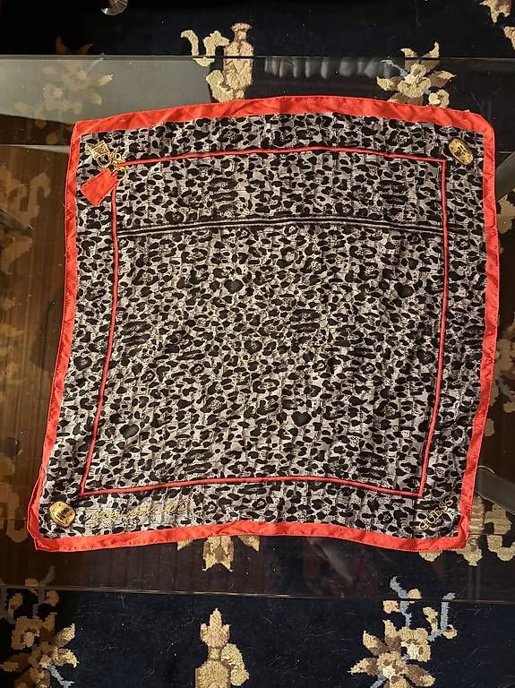 Foulard & Sciarpe: Guess Seidenhalstuch – Usato da Wahlen b. Laufen venduto da mic_vn7n
