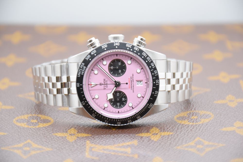 Tudor Orologi: Tudor Black Bay Chrono „Inter-Miami“ Pink Ref. 79360, NEW – Nuovo e nell'imballaggio originale da Zug venduto da eMDi_Collection