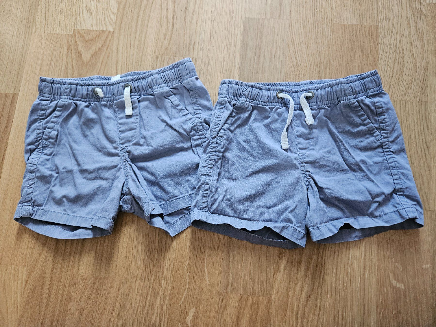 H&M Pantaloni: 2x Shorts von H&M, hellblau, Gr. 86 – Usato da Bern venduto da Oloui
