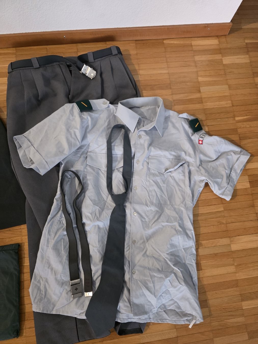 Armée suisse Uniformes: Schweizer Armee Ausgangsuniform – D'occasion à Winterthur par Eljabanebre 1