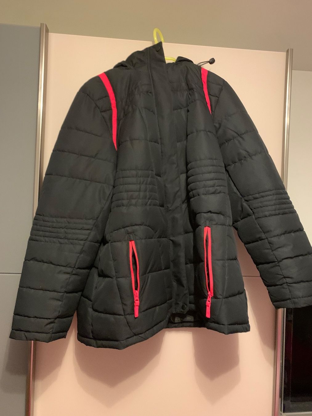 Jacken: Winterjacke Gr. 40 schwarz mit Kunstpelz – Gebraucht aus Wädenswil von Giez33