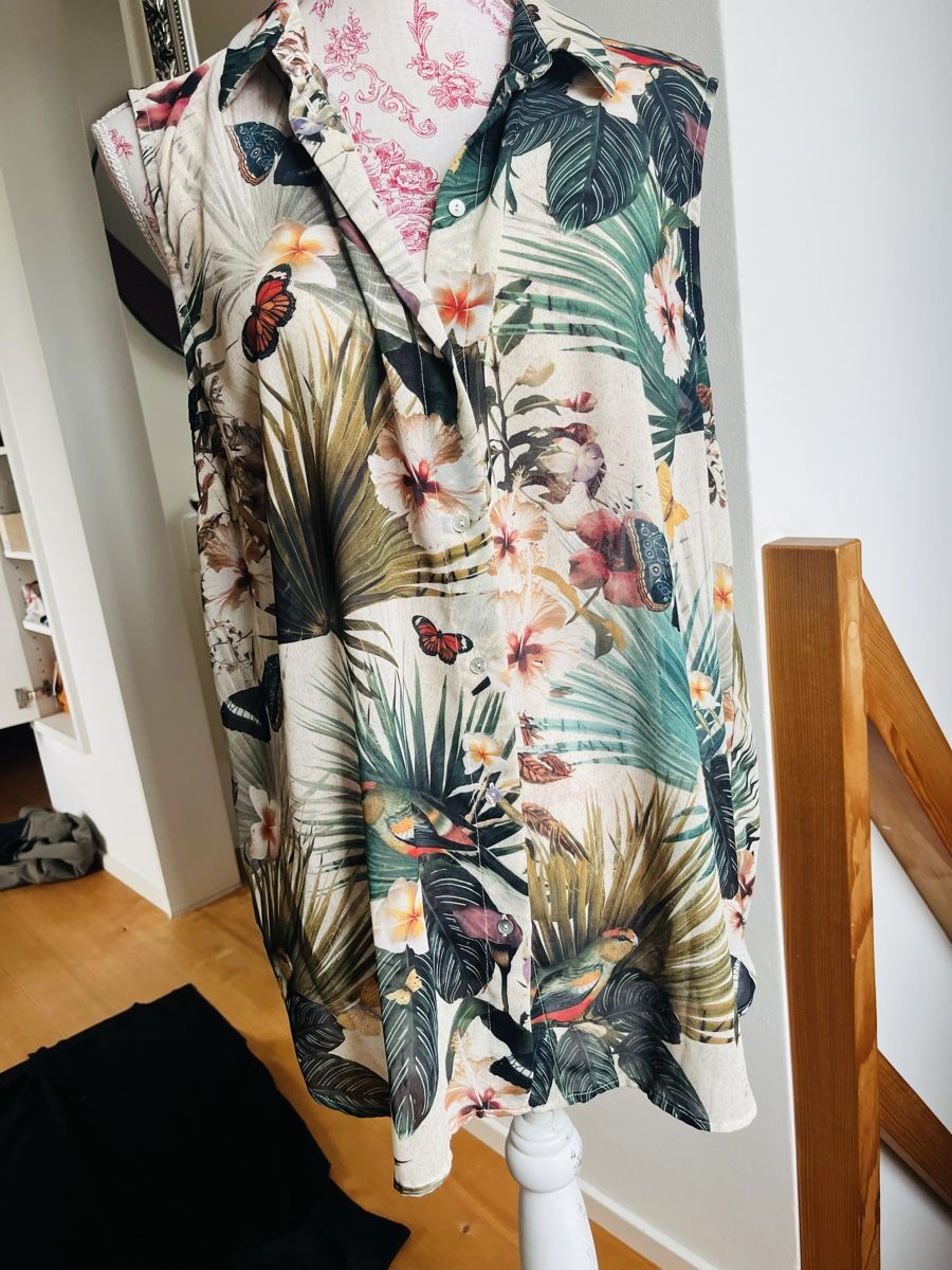 Lotti di vestiti: Sommer-Outfit: Weste, Blumenbluse & kurze Hose – Usato da Winterthur venduto da Nanole 5