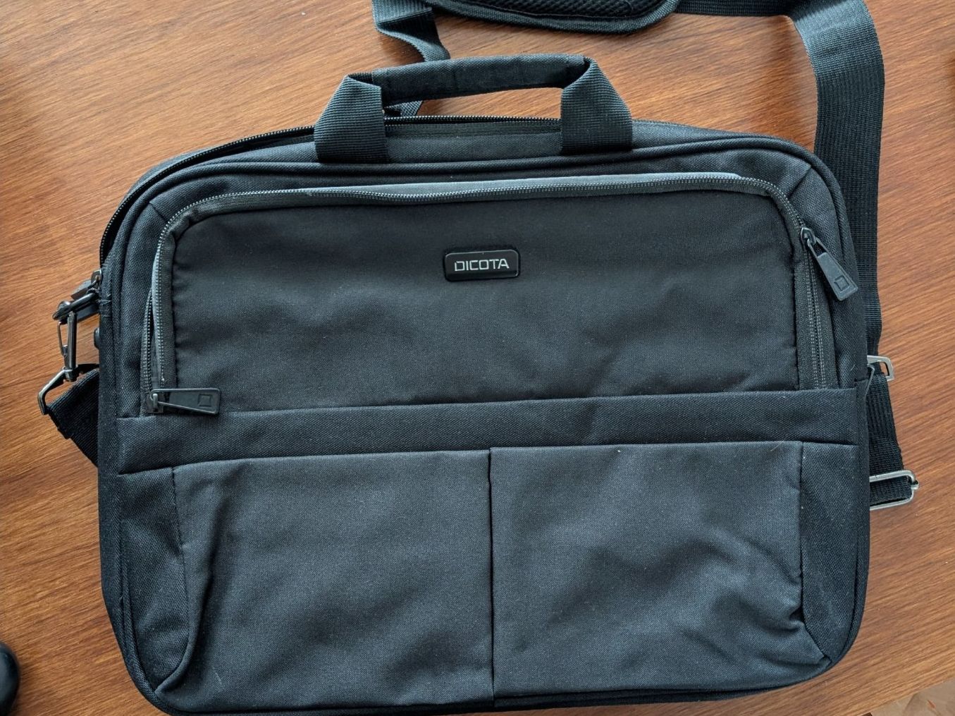 Taschen: Dicota Laptoptasche – Gebraucht aus Winterthur von desint.