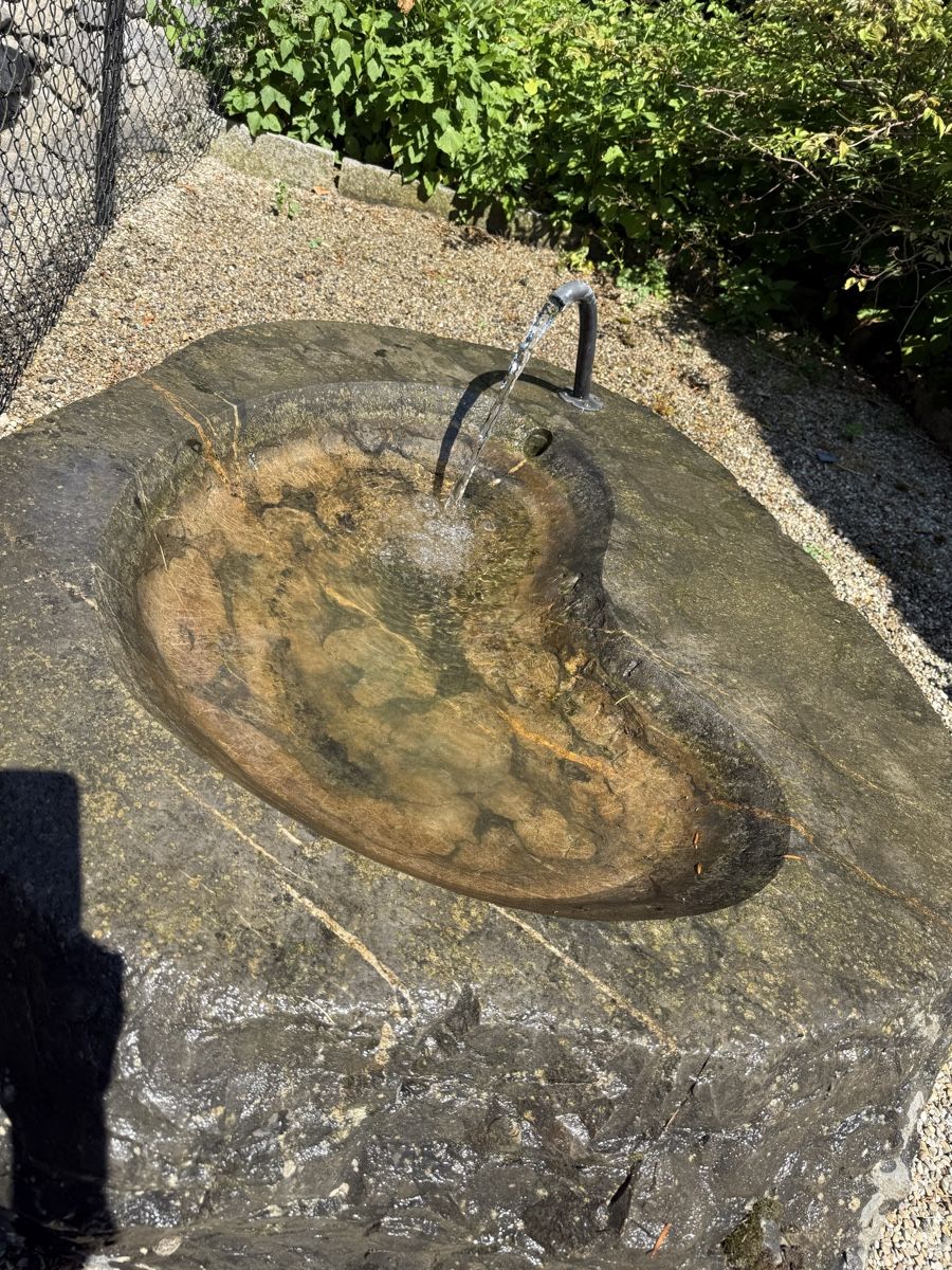 Teiche & Zierbrunnen: Naturstein Brunnen mit Zulauf  – Gebraucht aus Teufen AR von woh_29hy 7