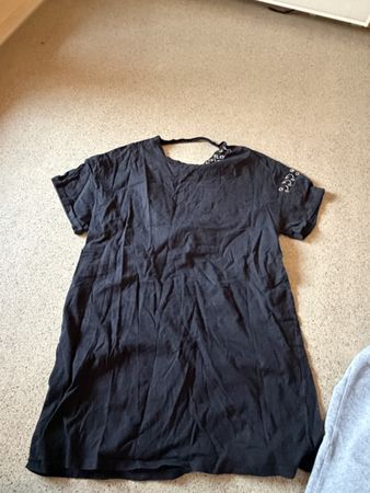 T-shirt noir avec details metal col ouvert etat neuf