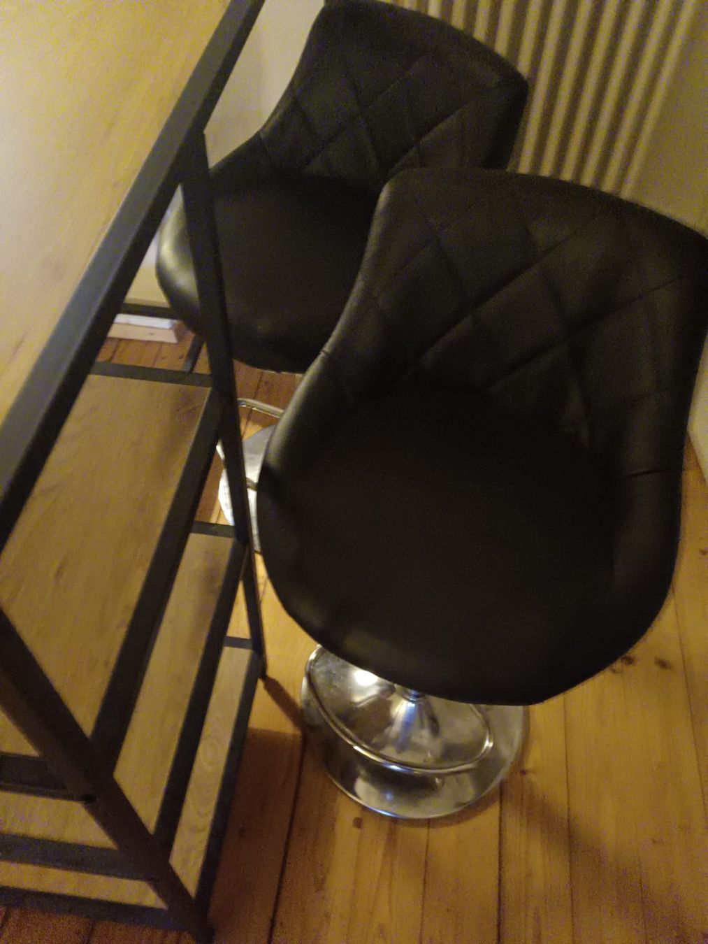 Tische: Mesa alta y dos taburetes negros – Gebraucht aus Stein am Rhein von tom_fq6v 1