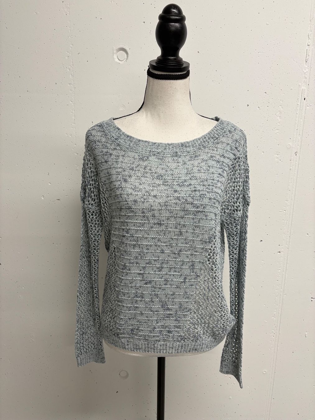 Lascana Maglioni & Felpe: Lascana leichter Strickpullover Gr. S blau Lochmuster – Nuovo (secondo la descrizione) da Regensdorf venduto da secondchancefashion