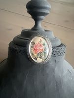 Wunderschöne Brosche mit Rosenmuster