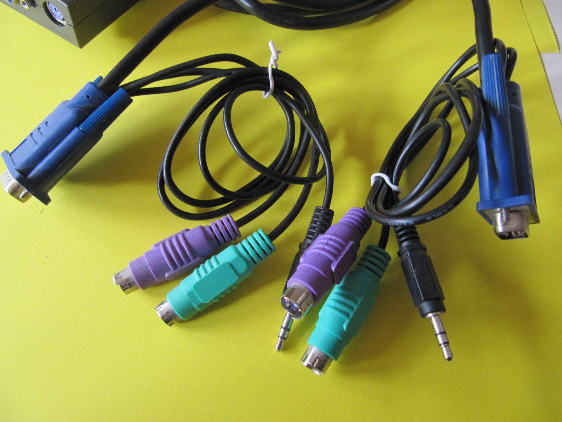 Laufwerke & Adapter: 2 Port KVM SWITCH  # T 7 – Gebraucht aus Basel von Kuba2 5