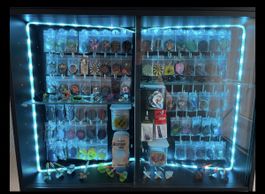 Dartzubehoer Display-Schrank 2-tuerig mit LED Beleuchtung