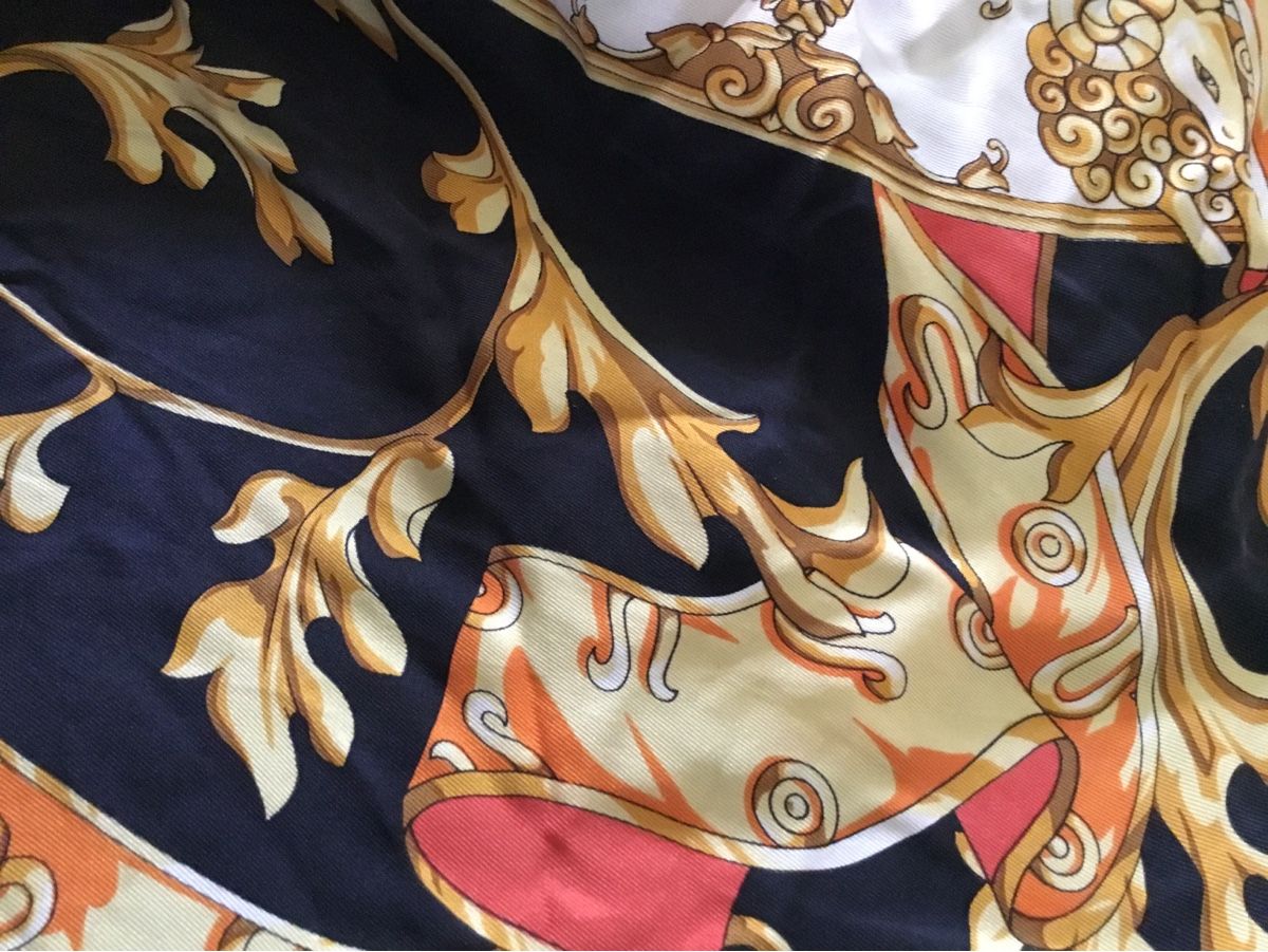 Foulard & Sciarpe: Schal mit Sternzeichen aus Seide – Usato da Schlieren venduto da Jeajet 6