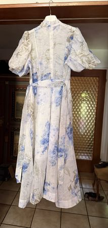 Wunderschönes, elegantes Damenkleid mit blau-weißem Blumenmu