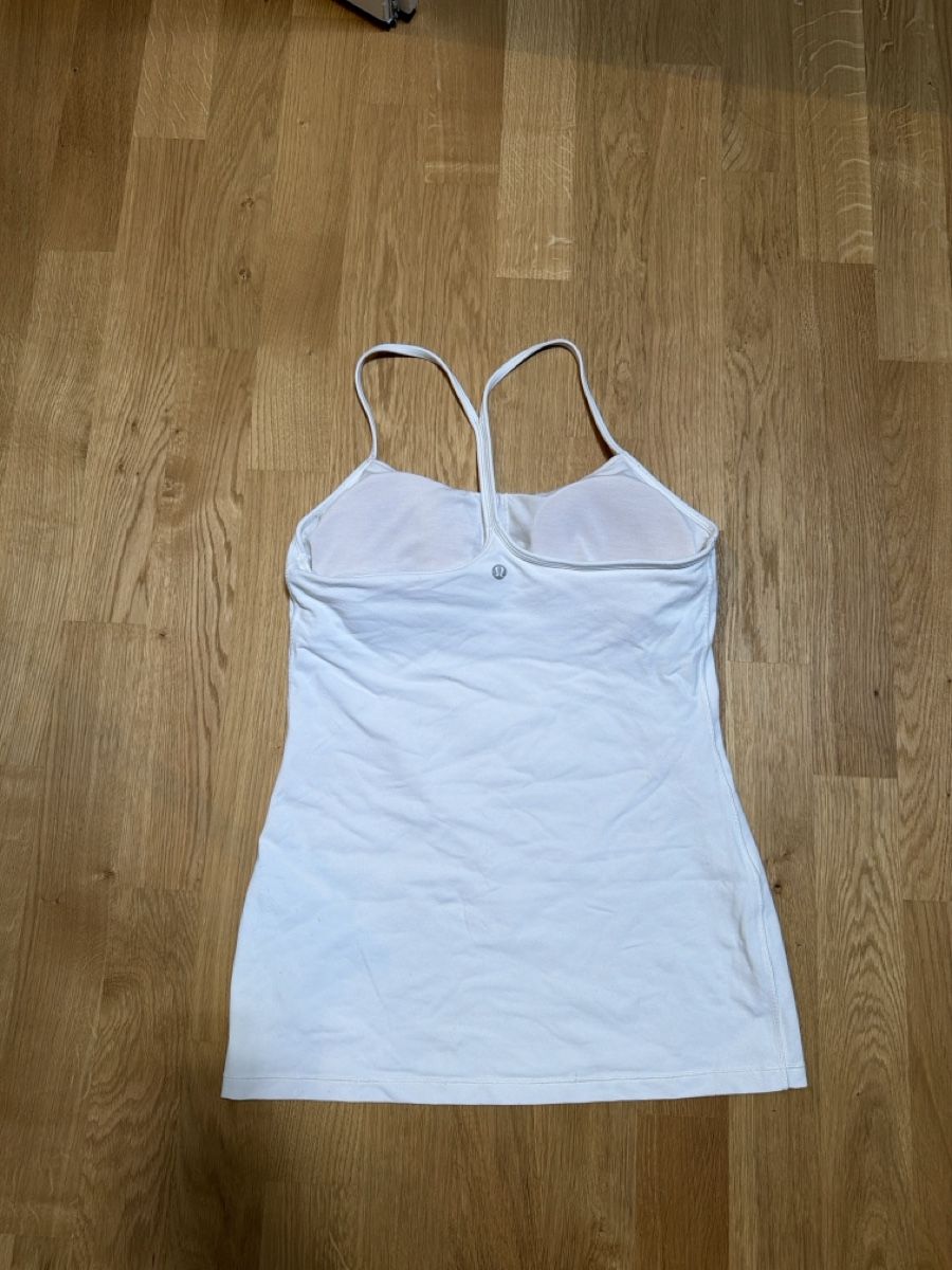 Lululemon Top: Lululemon Flow Y Tank Top Light Support, B/C Cup – Usato da Bülach venduto da schaerlii 1