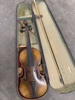 Antike violine mit bogen 