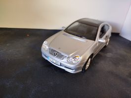 Superbe Mercedes CLK 203 modèle réduit 1/18