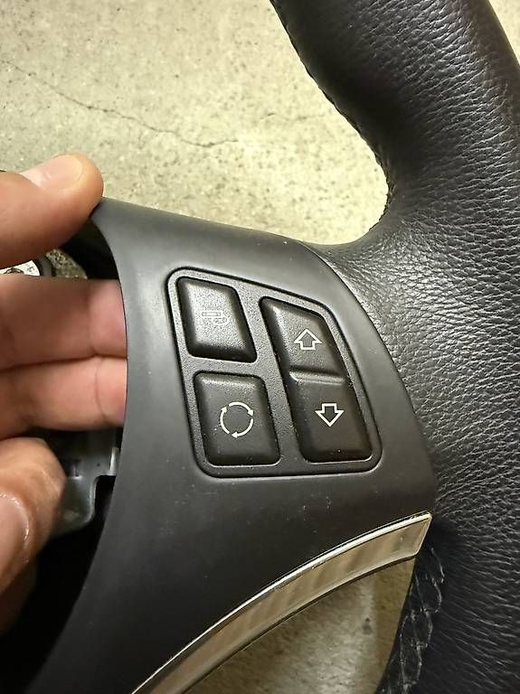 BMW Tutti pezzi di ricambio auto: Lenkrad Bmw E90 E87 – Usato da Dierikon venduto da Nemy 1