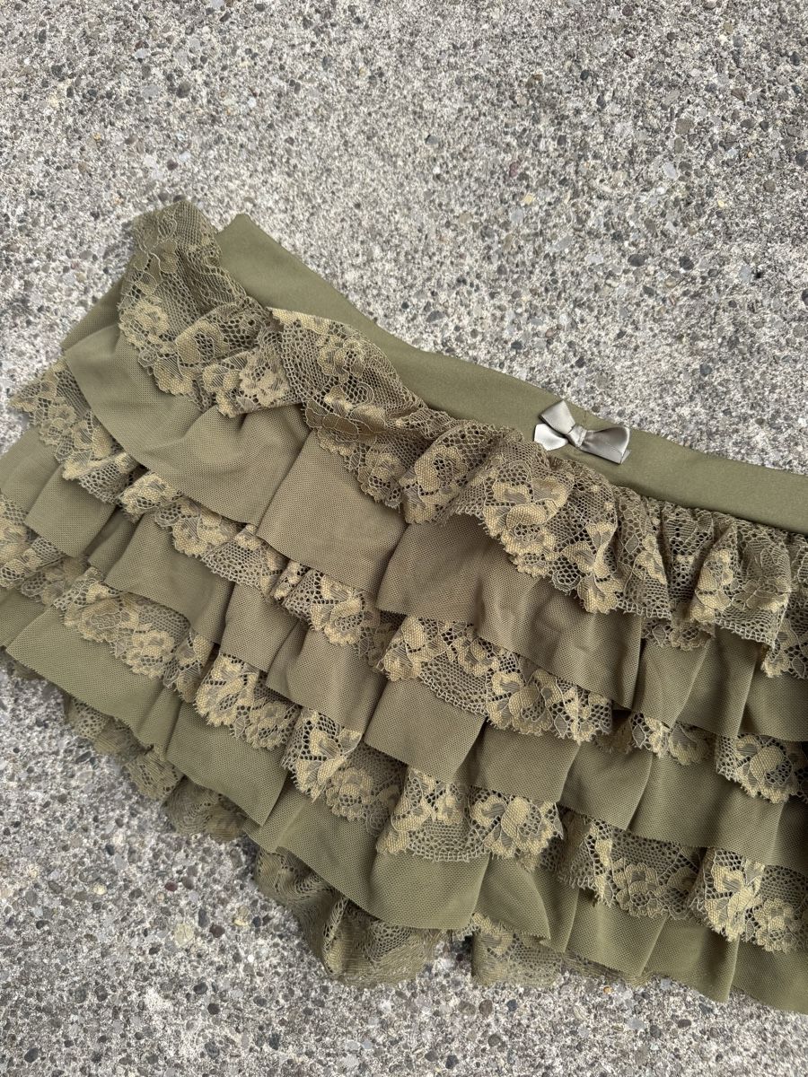 Shein Pantaloni: Khaki Ruffle Shorts S New – Nuovo e nell'imballaggio originale da Effretikon venduto da syrrrrre 5