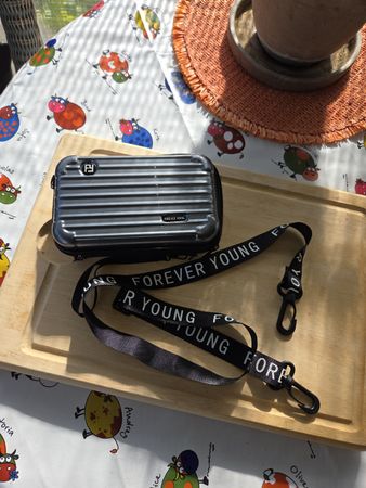 Mini sac Forever Young argenté, parfait pour l'été!