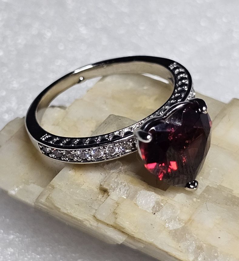 Ringe: Stilvoller Ring mit rotem Zirkonia, Gr. 8 – Neu (gemäss Beschreibung) aus Grenchen von dar_6d52 4