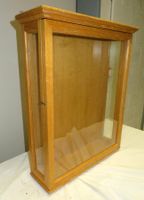 Vitrine, schlicht und neuerer Art, holzfarben