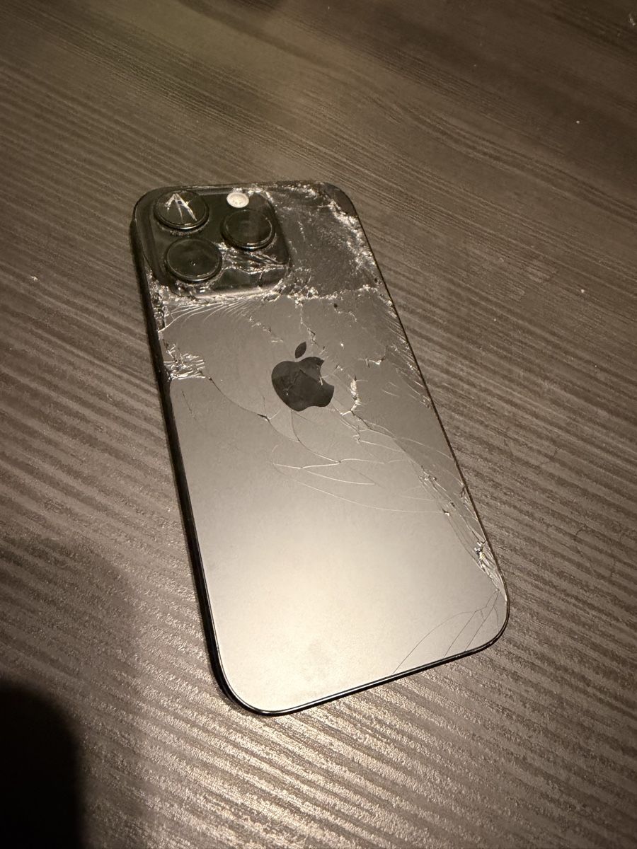 Apple Portables: iphone 16 pro defekt – D'occasion à Clèbes (Nendaz) par SprintMountain