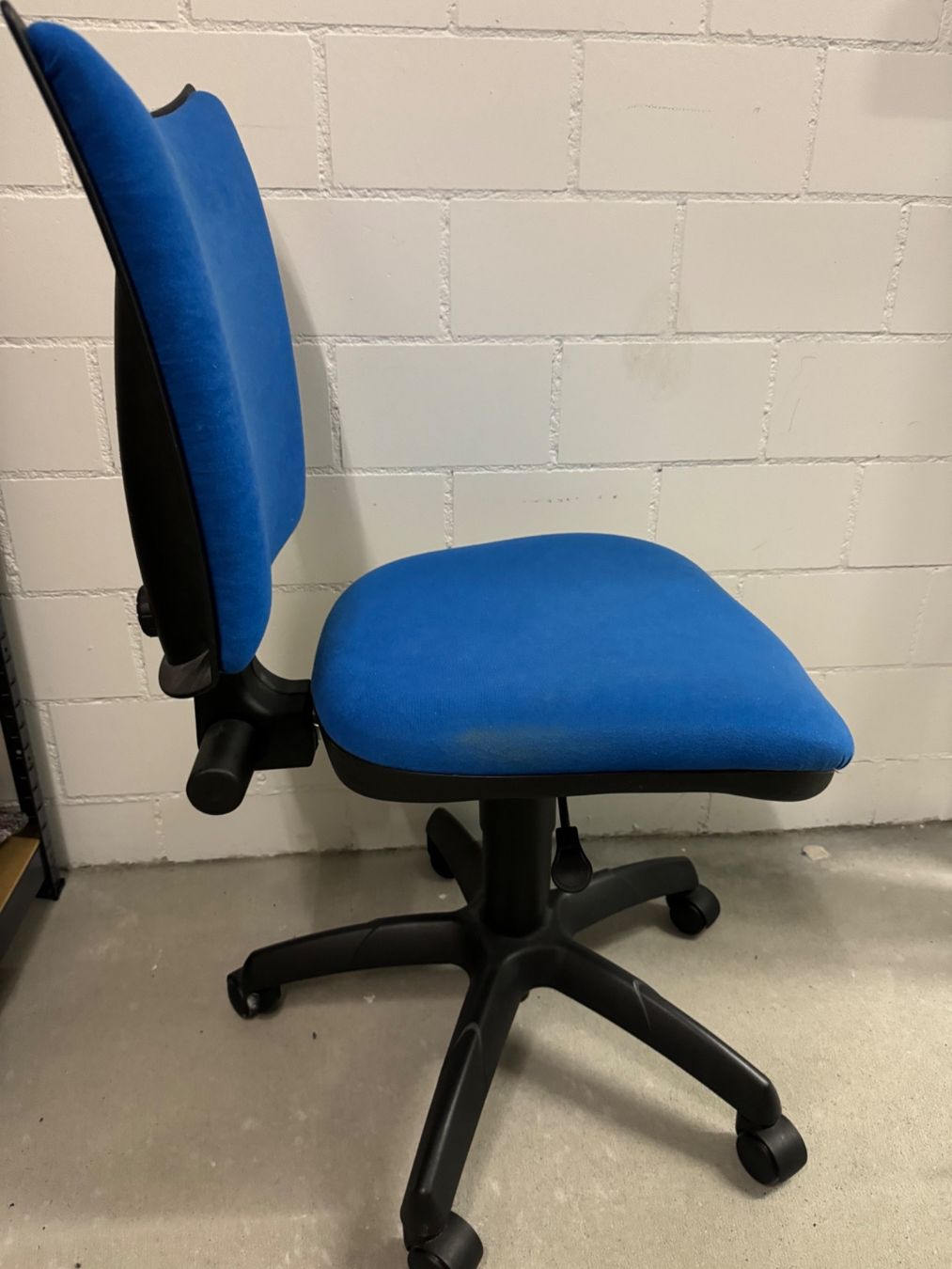Stühle: ***** Bürostuhl blau mit Rollen - gebraucht ***** – Gebraucht aus Bülach von dh_96 1