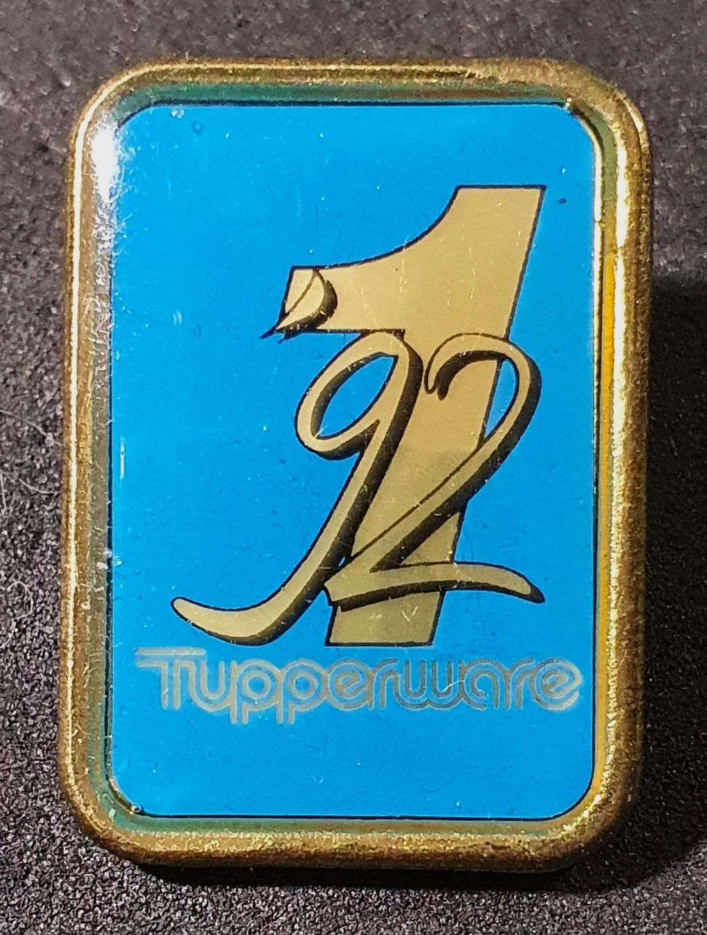 Plaketten & Abzeichen: U974 - Pin Tupperware 1992 Nr. 1 – Gebraucht aus Reinach BL von Boston-Verkauf 1