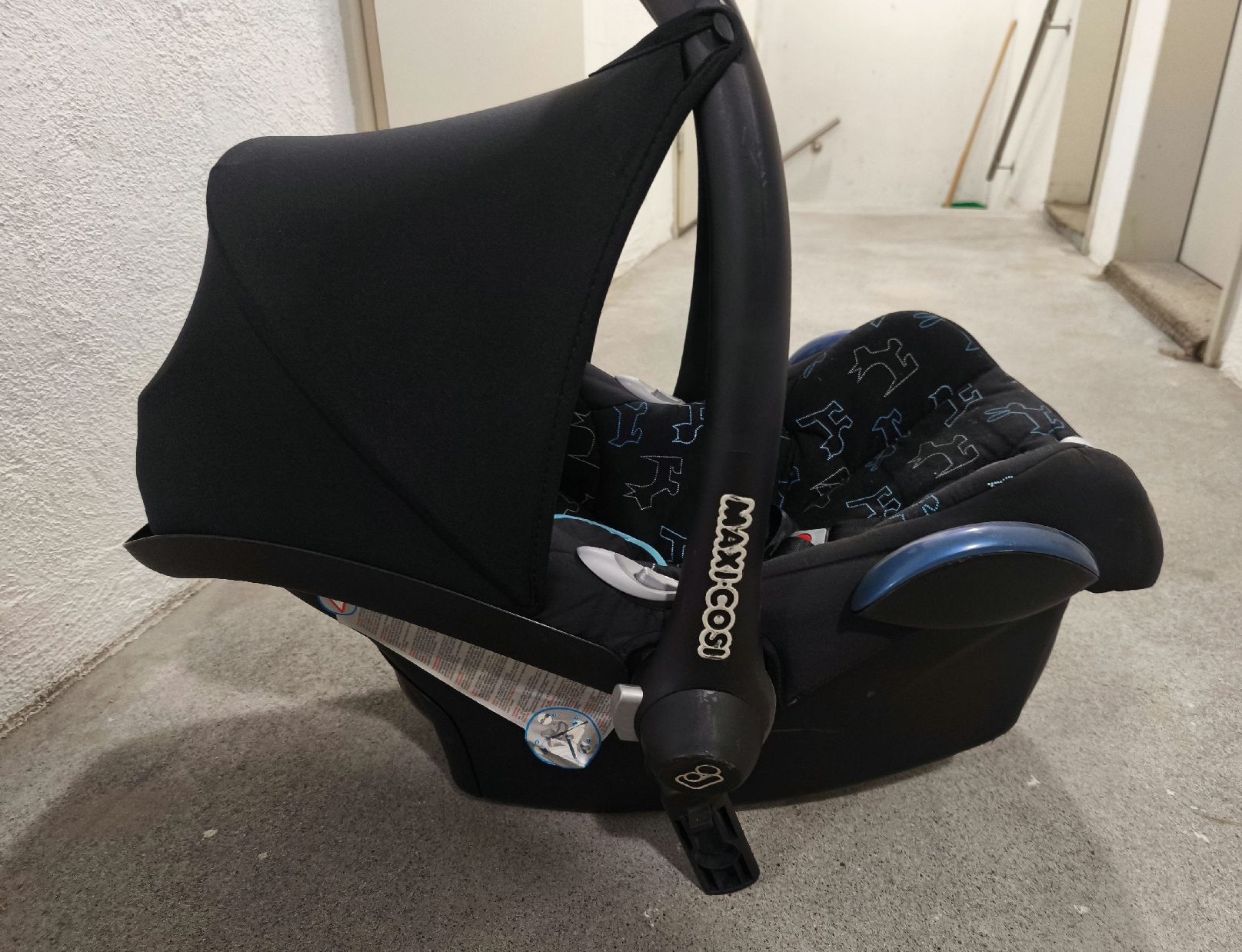 Maxi-Cosi Auto-Kindersitze: Maxi-Cosi Cabriofix Babyschale + Sitzverkleinerer unfallfrei – Gebraucht aus Winterthur von leovale 3