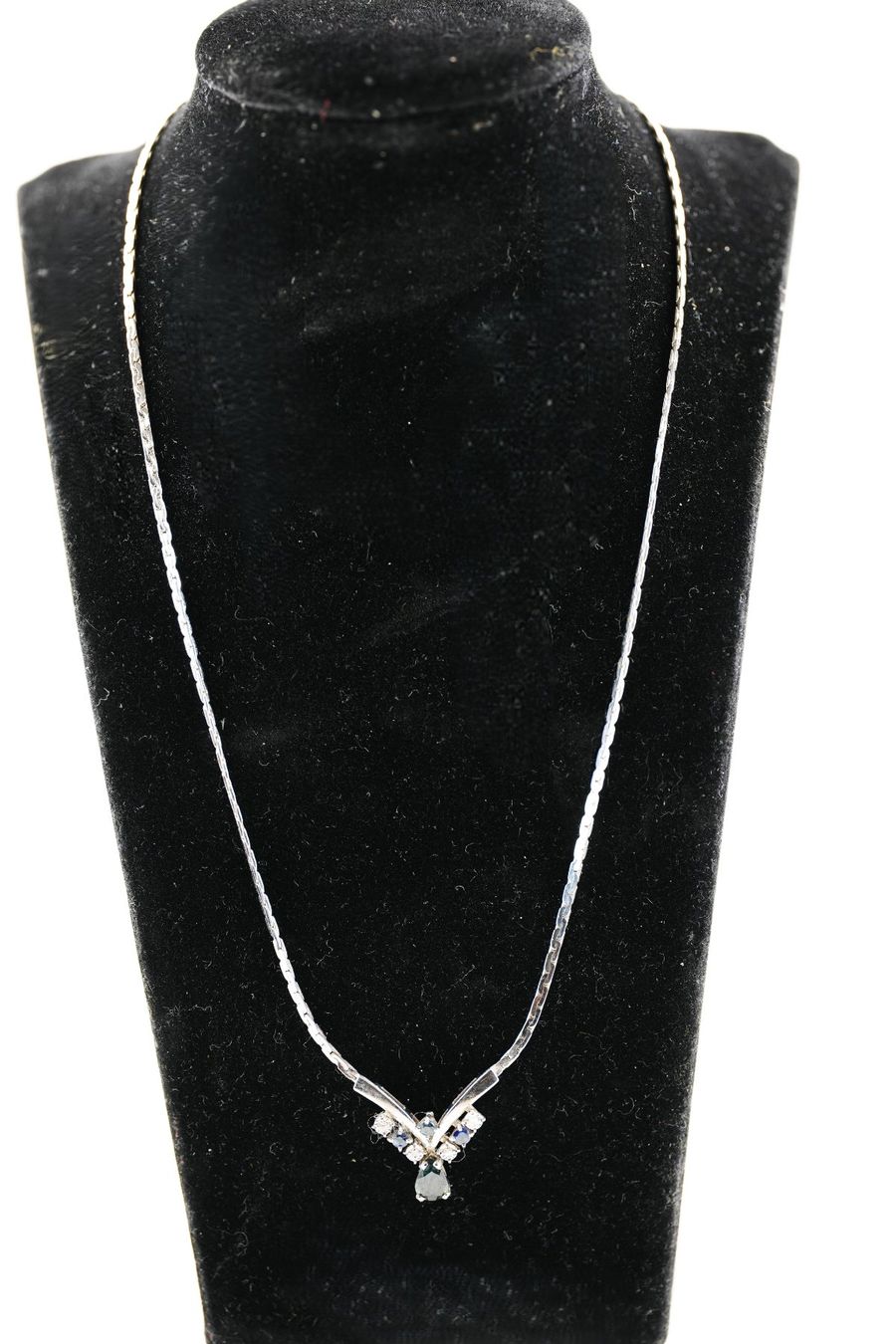 Ketten: Weissgoldkette mit Saphir und Diamanten – Gebraucht aus Basel von Vip24