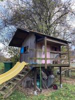 Grosses Baumhaus mit Rutsche für Kinder