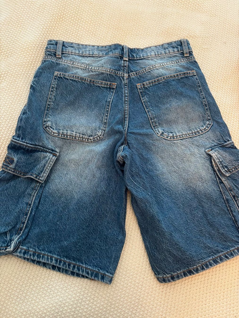 Bershka Jeans: Kurze Hose. Jeans. Woman – Usato da Eglisau venduto da Marc_J. 1