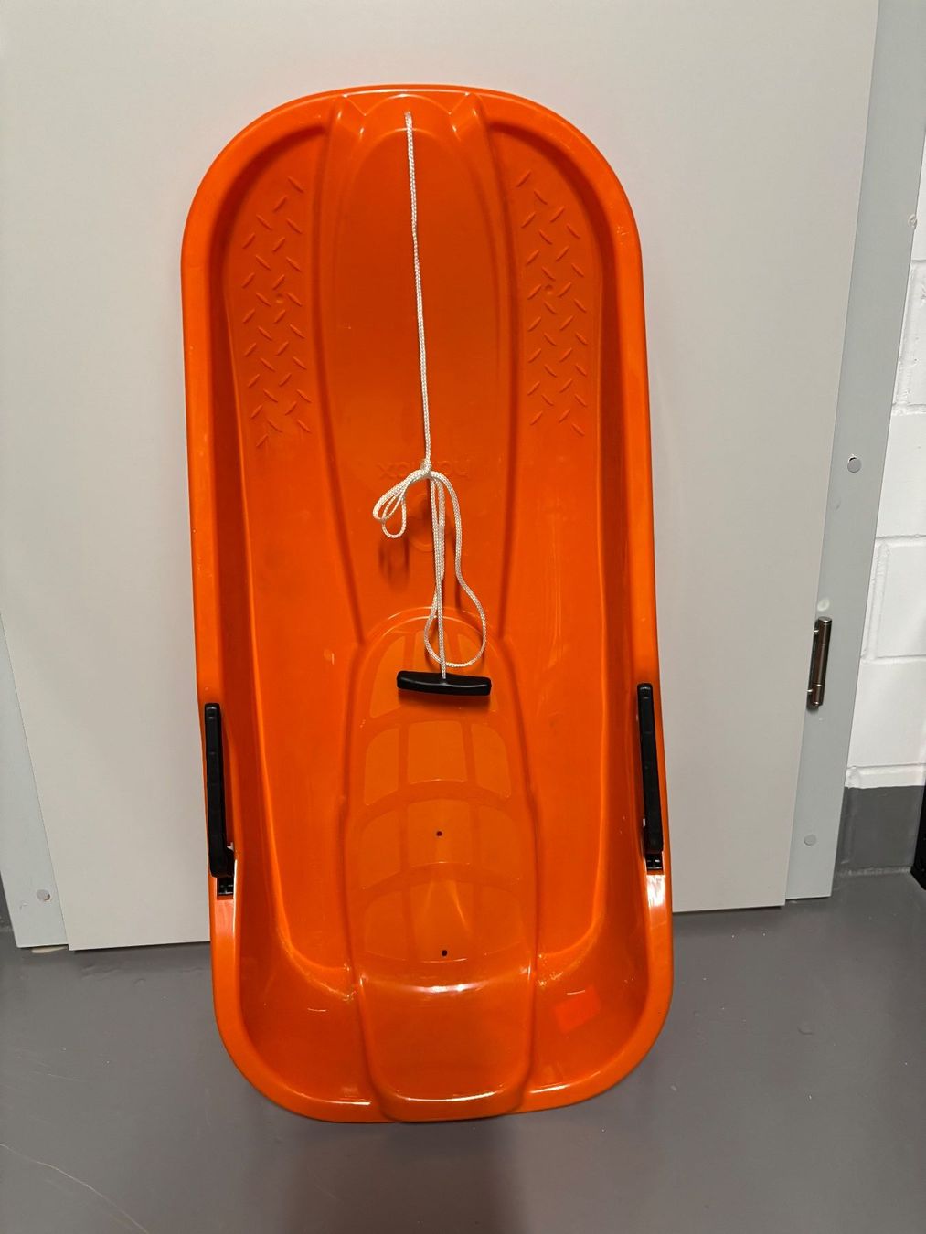 Slitta: Rodel Kunststoff orange mit Zugseil – Usato da Ganterschwil venduto da rol_td6r