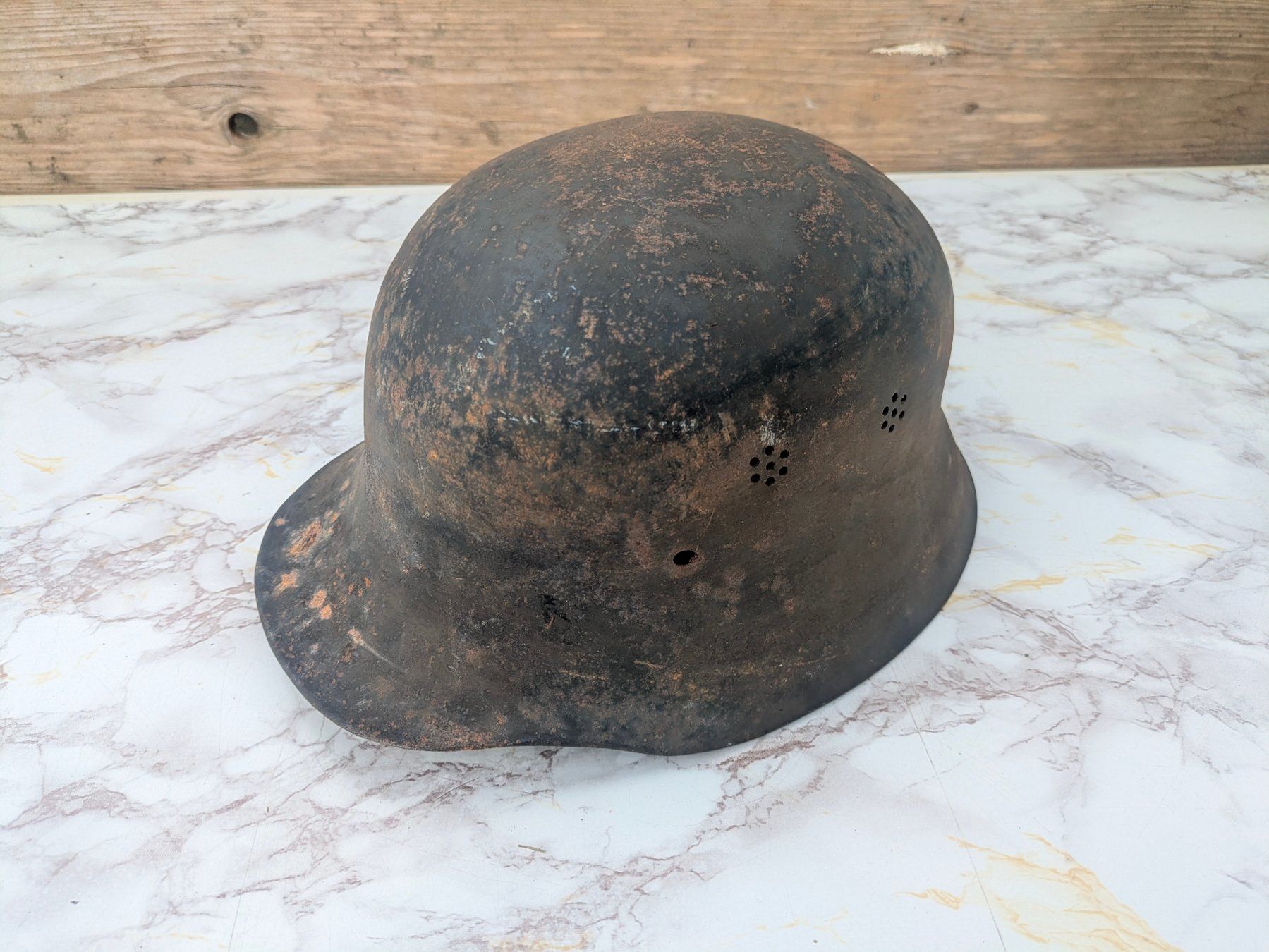 Uniformi & Effetti personali: SD Luftschutz Stahlhelm M34 "Duck Bill Visor" mit Abzeichen – Usato da Buttisholz venduto da ArmeeShopCH 2