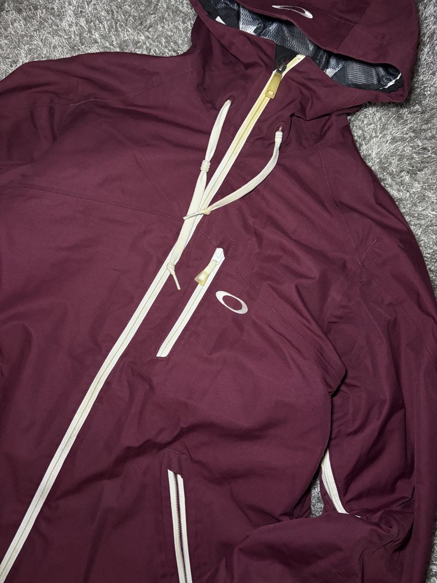 Oakley Vestes: Oakley Ski Jacket Maroon Size M – D'occasion à Brislach par edu_t6pq 1